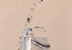 bicchiere di acqua minerale